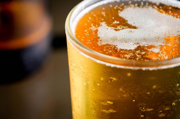 Photo vue rapprochée de la bière dans le verre