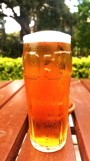 Photo vue rapprochée de la bière réfrigérée servie sur la table