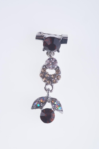 Vue rapprochée des bijoux sur fond blanc