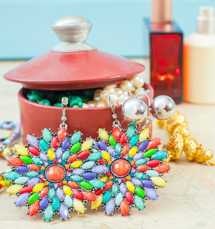 Photo vue rapprochée de bijoux multicolores sur la table