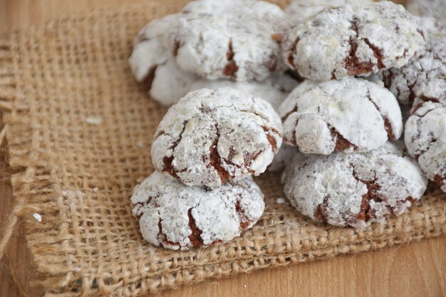 Photo vue rapprochée des biscuits au chocolat sur une table en bois