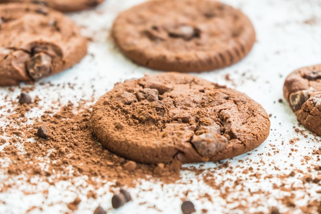 Vue rapprochée des biscuits au chocolat sur la table