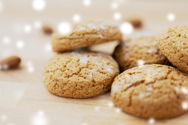 Vue rapprochée des biscuits d'avoine sur la neige