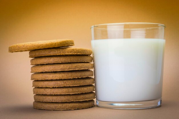 Photo vue rapprochée des biscuits et du café sur la table