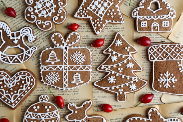 Vue rapprochée des biscuits de Noël sur des papiers