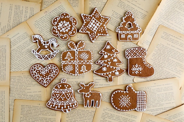 Vue rapprochée des biscuits de Noël sur des papiers