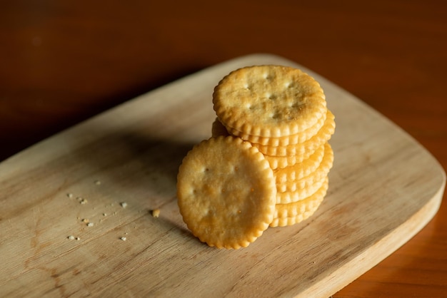 Vue rapprochée des biscuits sur la planche à couper