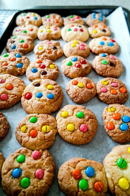 Vue rapprochée des biscuits servis dans le plateau