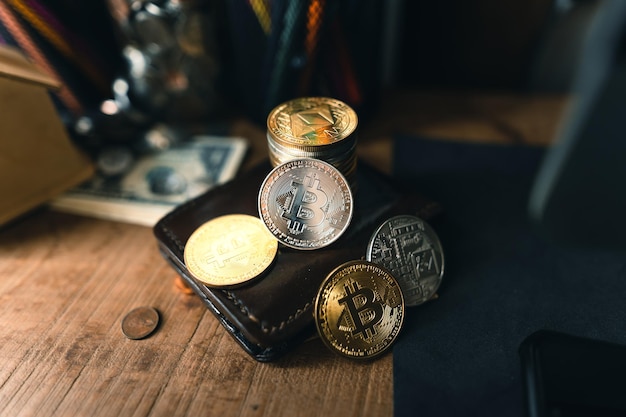 Vue rapprochée des bitcoins sur la table