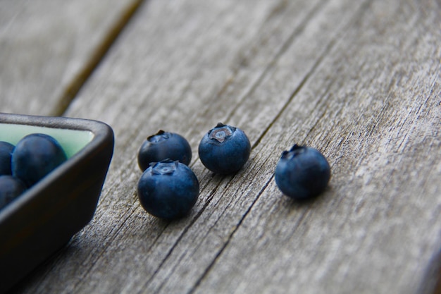 Photo vue rapprochée des bleuets sur la table