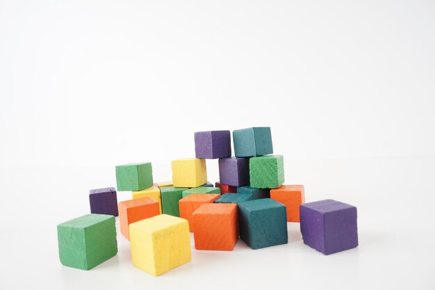 Photo vue rapprochée de blocs de jouets multicolores sur fond blanc