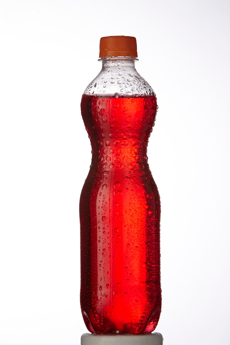 Photo vue rapprochée d'une boisson dans une bouteille sur un fond blanc