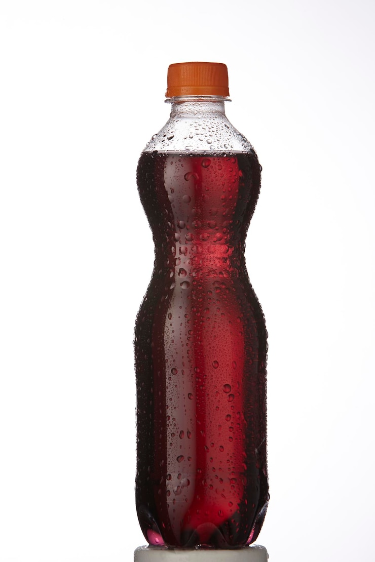Photo vue rapprochée d'une boisson dans une bouteille sur un fond blanc