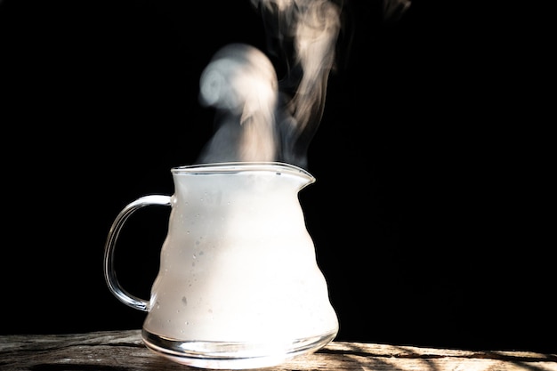 Photo vue rapprochée d'une boisson dans un verre sur une table sur un fond noir