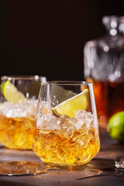 Photo vue rapprochée d'une boisson dans un verre sur la table