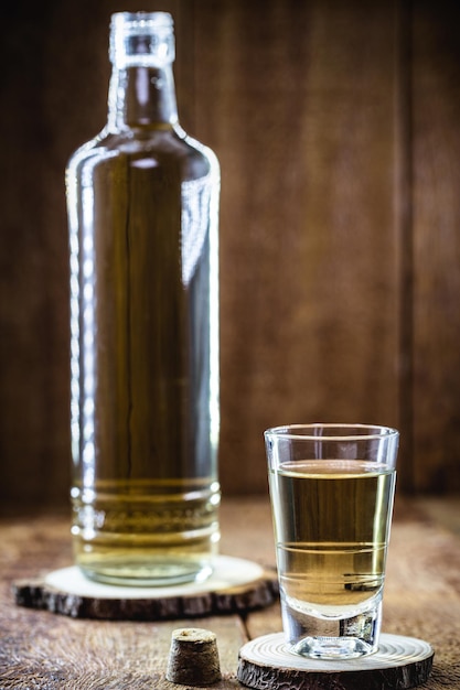 Vue rapprochée d'une boisson dans un verre sur la table