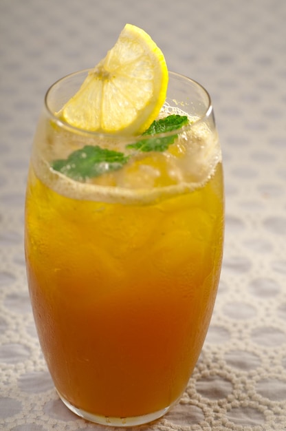 Vue rapprochée d'une boisson dans un verre sur la table