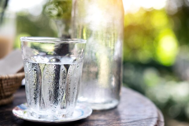 Photo vue rapprochée d'une boisson dans un verre sur la table