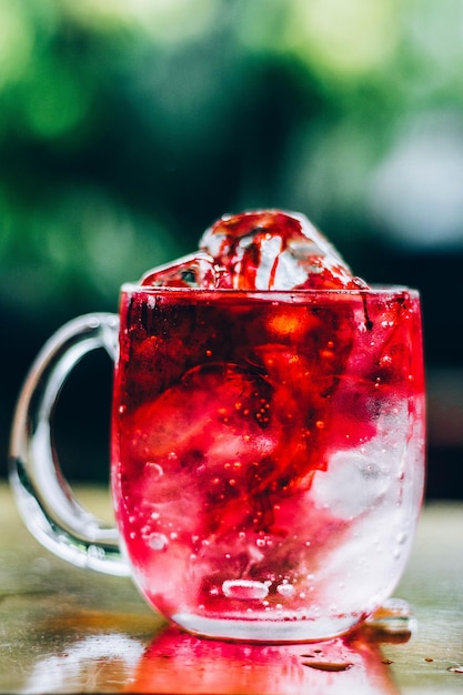 Photo vue rapprochée d'une boisson dans un verre sur la table