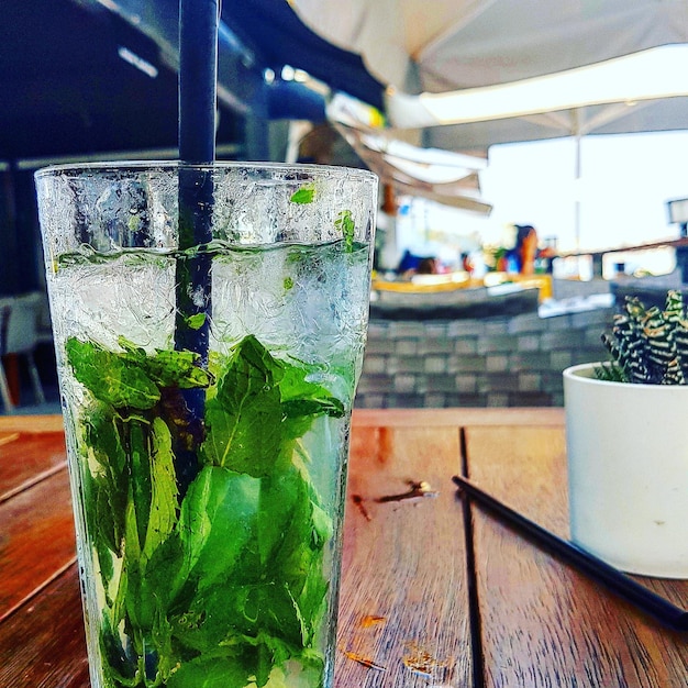 Photo vue rapprochée d'une boisson dans un verre sur la table