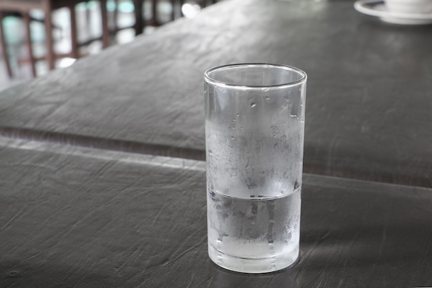 Photo vue rapprochée d'une boisson dans un verre sur la table