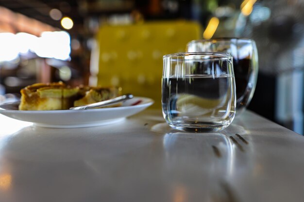 Vue rapprochée d'une boisson dans un verre sur la table