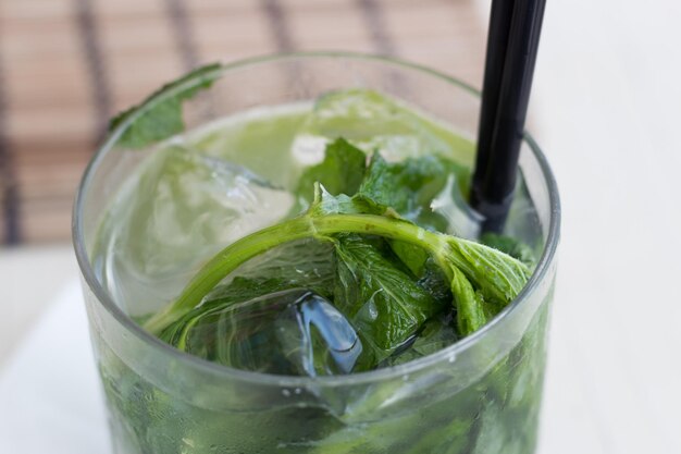 Vue rapprochée de la boisson dans le verre