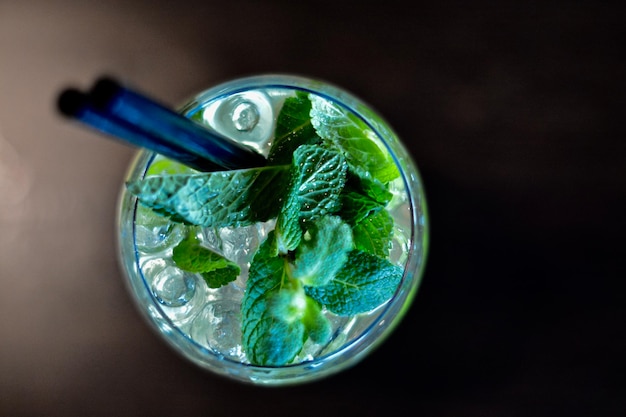 Vue rapprochée d'une boisson avec des feuilles de menthe
