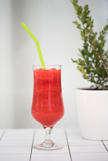 Vue rapprochée d'une boisson à la fraise dans un verre sur la table