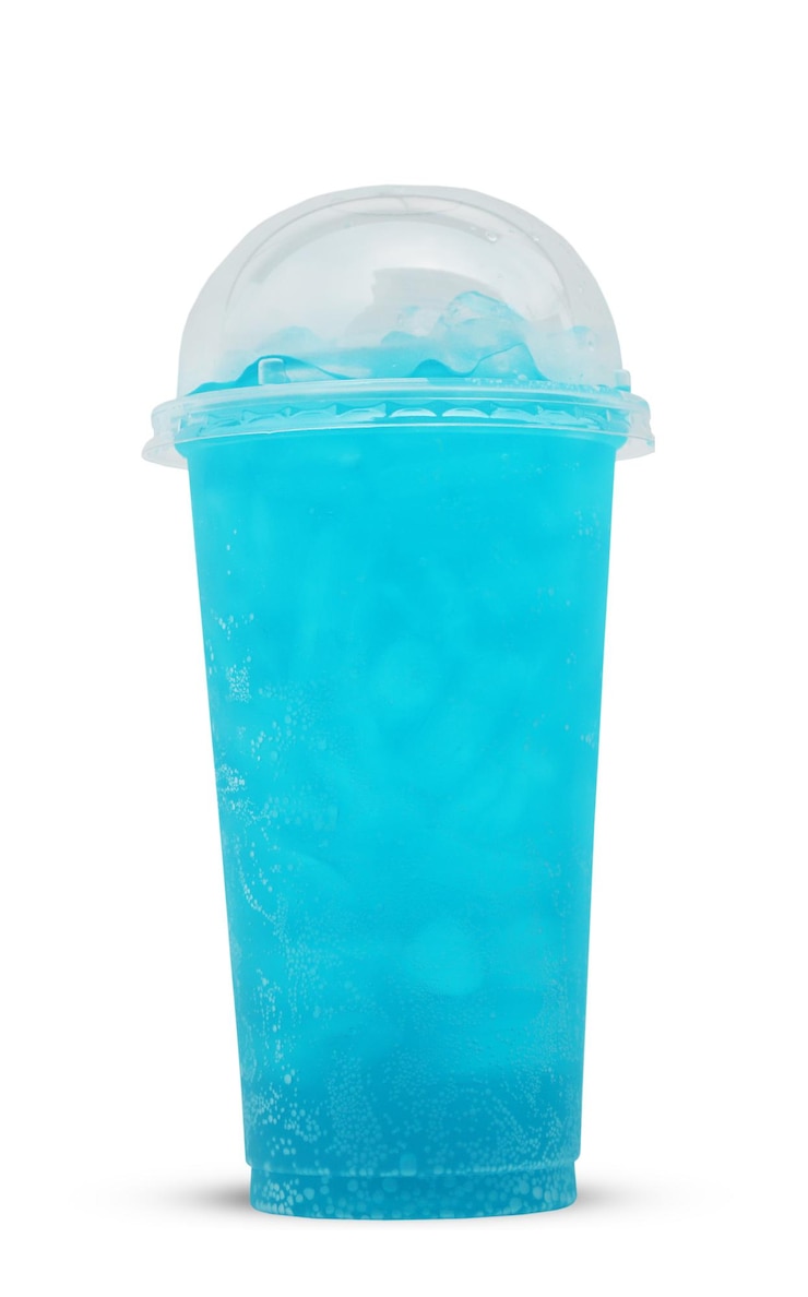 Photo vue rapprochée d'une boisson froide dans une tasse en plastique sur un fond blanc