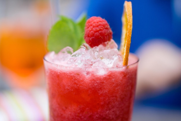 Vue rapprochée d'une boisson froide servie dans un restaurant
