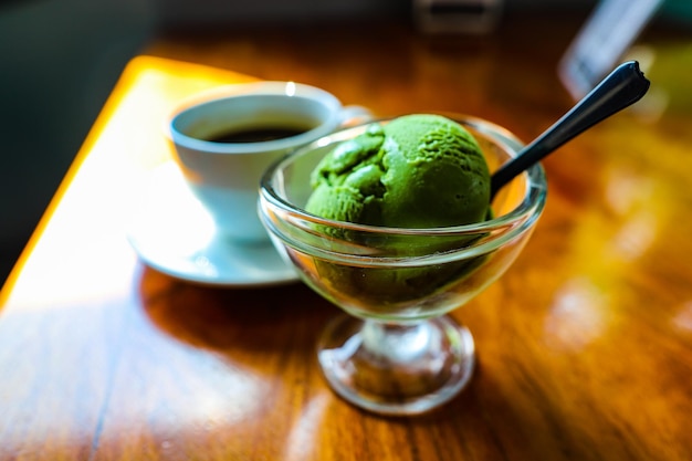 Photo vue rapprochée de la boisson servie et de la crème glacée au thé vert sur la table