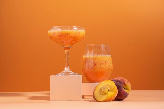 Photo vue rapprochée d'une boisson sur table sur un fond orange