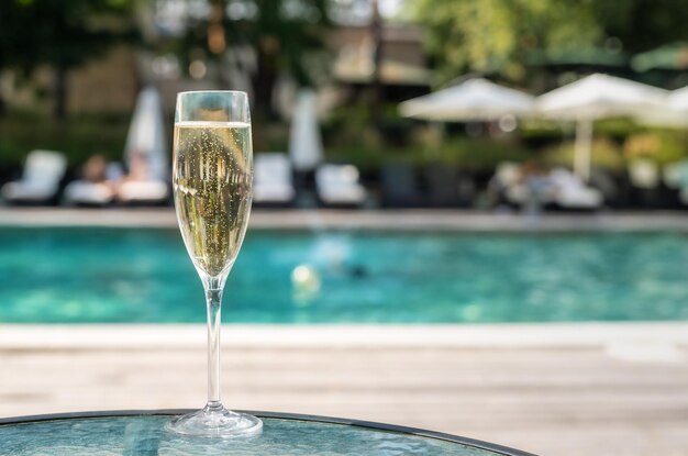 Photo vue rapprochée d'une boisson sur la table à la piscine