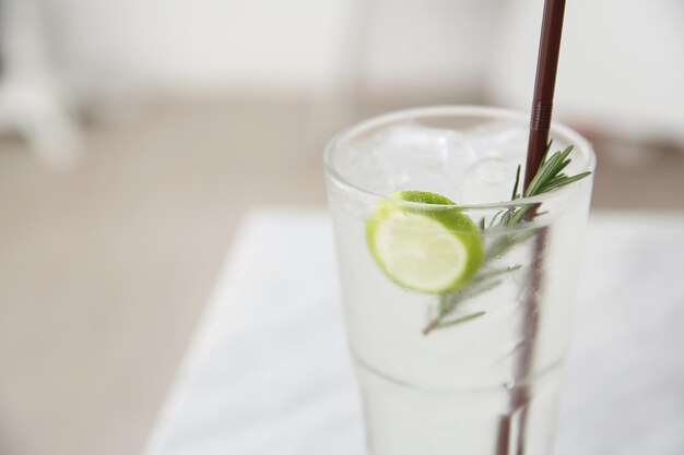 Vue rapprochée de la boisson sur le verre