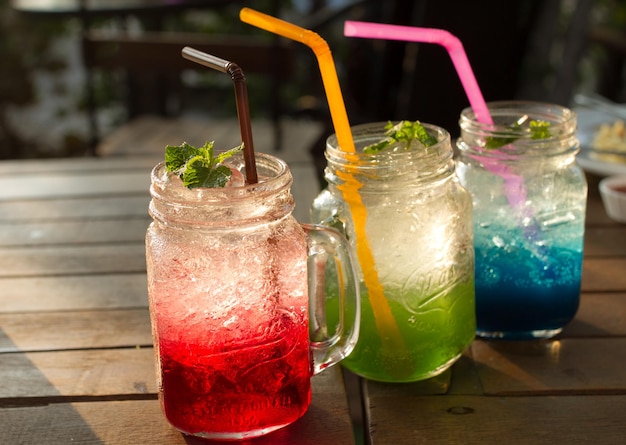 Vue rapprochée des boissons sur la table