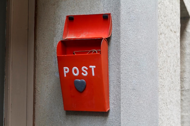 Vue rapprochée de la boîte aux lettres rouge sur le mur