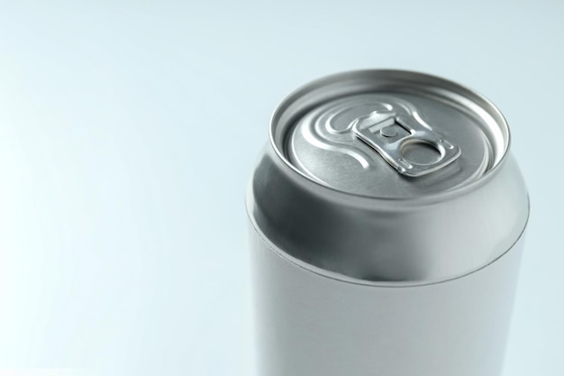 Vue rapprochée de boîtes de conserve brillantes pour les boissons