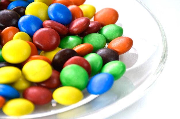 Photo vue rapprochée des bonbons multicolores dans l'assiette