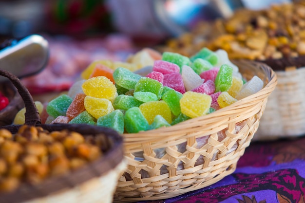 Photo vue rapprochée des bonbons multicolores sur le marché