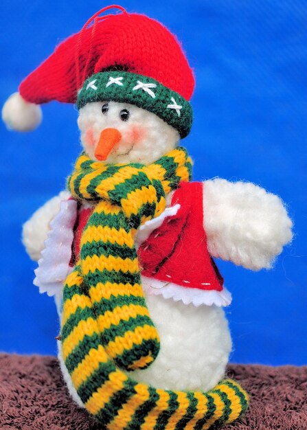 Vue rapprochée d'un bonhomme de neige en peluche sur la table