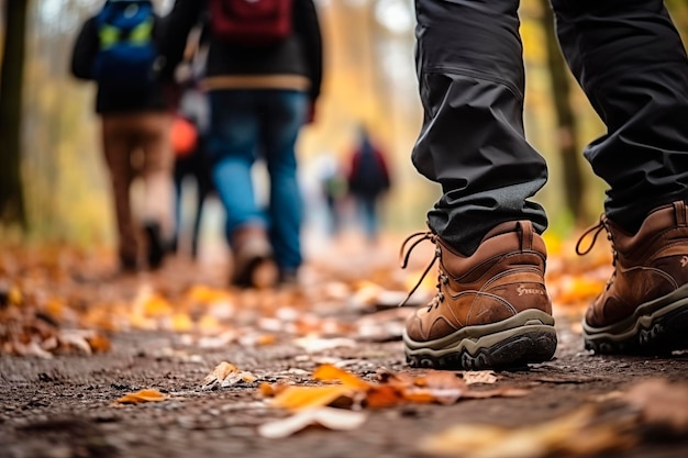Photo vue rapprochée des bottes de randonnée sur un sentier d'automne