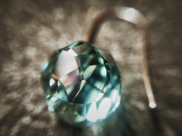 Photo vue rapprochée d'une boucle d'oreille avec du cristal