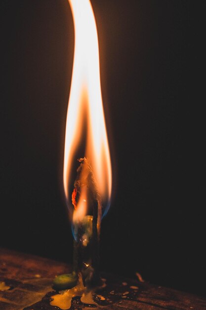 Photo vue rapprochée d'une bougie brûlante dans la chambre noire