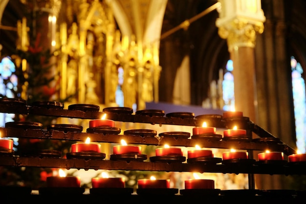 Photo vue rapprochée des bougies allumées dans l'église