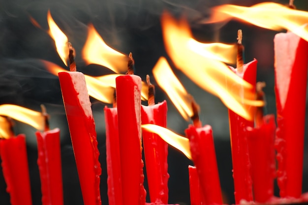 Vue rapprochée des bougies allumées dans le temple