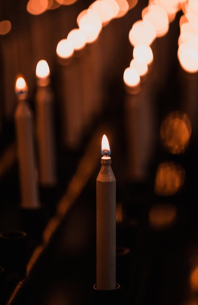 Vue rapprochée des bougies allumées dans le temple