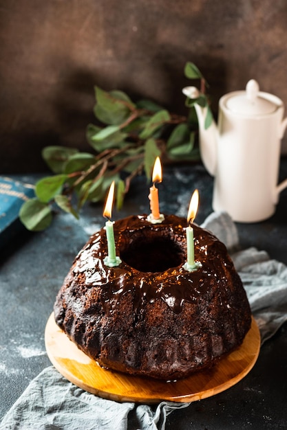 Photo vue rapprochée des bougies allumées sur le gâteau d'anniversaire