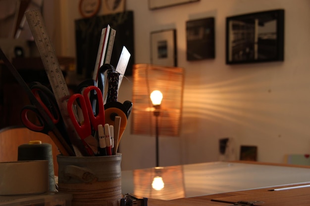 Photo vue rapprochée des bougies allumées sur la table à la maison