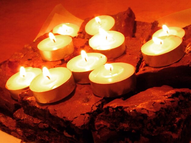 Photo vue rapprochée des bougies allumées